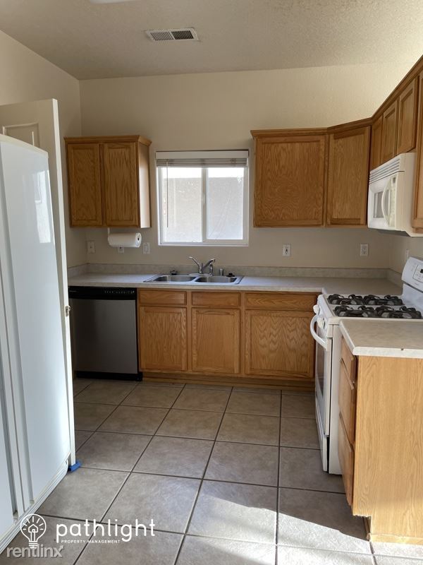 Building Photo - 4 br, 2.5 bath House - 615 Hermit Falls Dr...