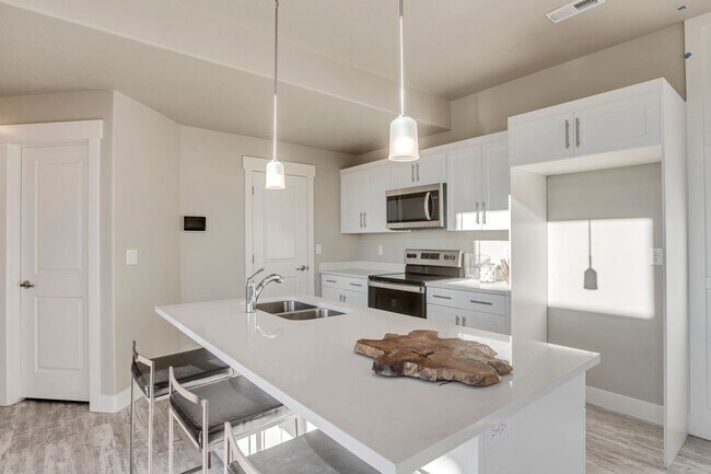 Building Photo - Do not miss out on this exquisite two story home in Orem.