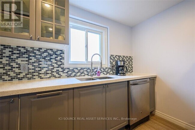 Building Photo - 103 Macaulay St E