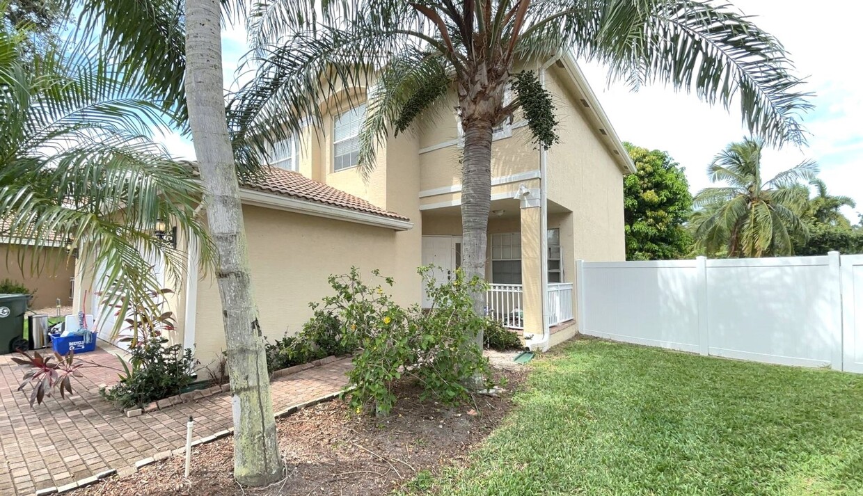 Foto principal - 4BD/2.5BA w/ 2 car garage and Stainless St...