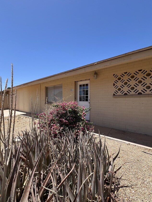 Primary Photo - 841 E Cinnabar Ave
