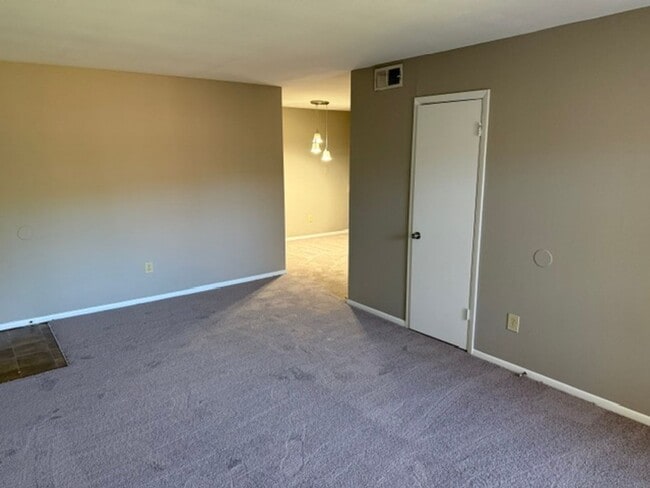 Building Photo - One Bedroom One Bath