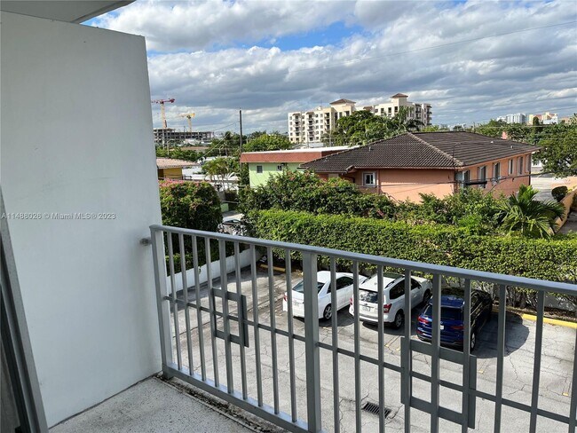 Foto del edificio - 445 SW 11th St