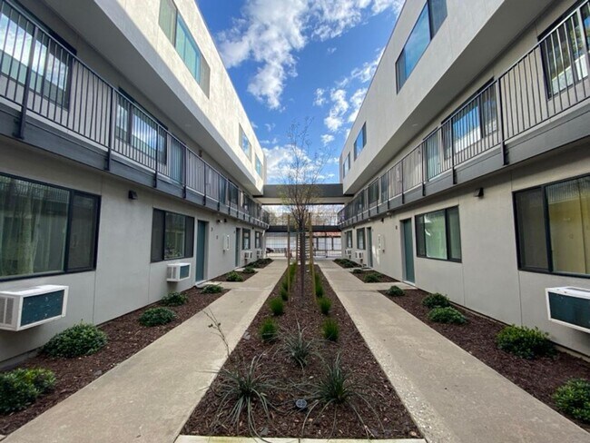 Building Photo - ** $1500 Off First Month's Rent!** Renovat...