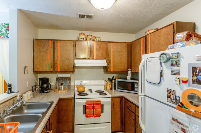 2BR, 2BA - 1179 SF - Autumn Wood Apartments