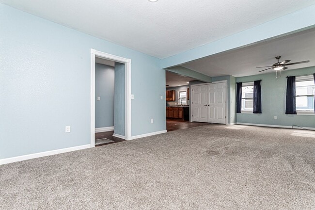 Building Photo - Shop and carport!
