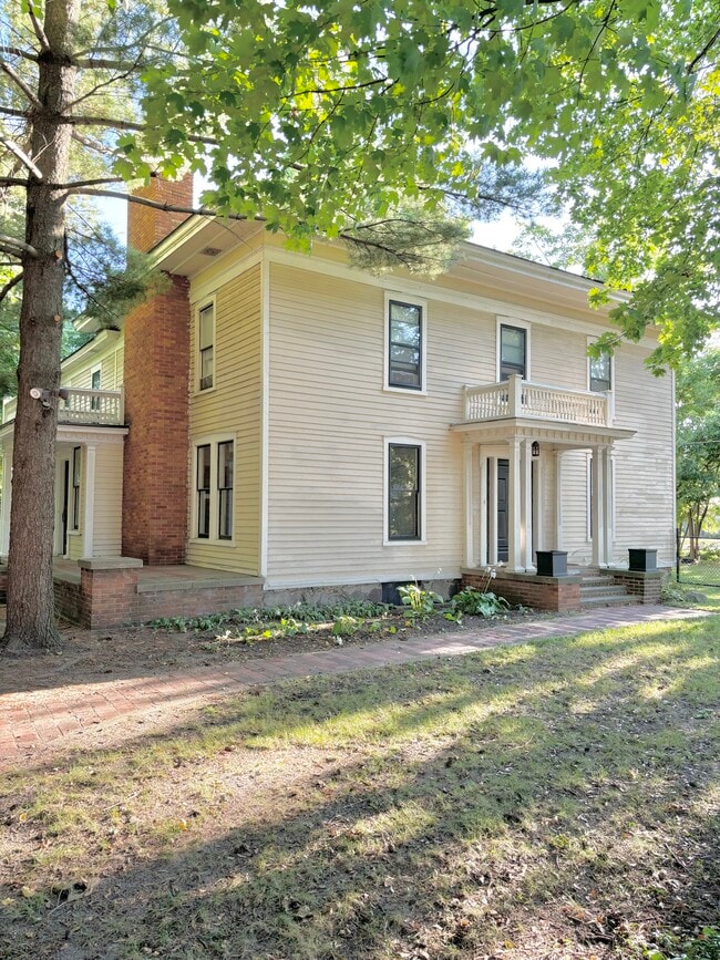 Building Photo - 200 Burton St SE