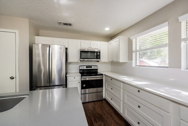 Building Photo - 15470 Carmel Dr