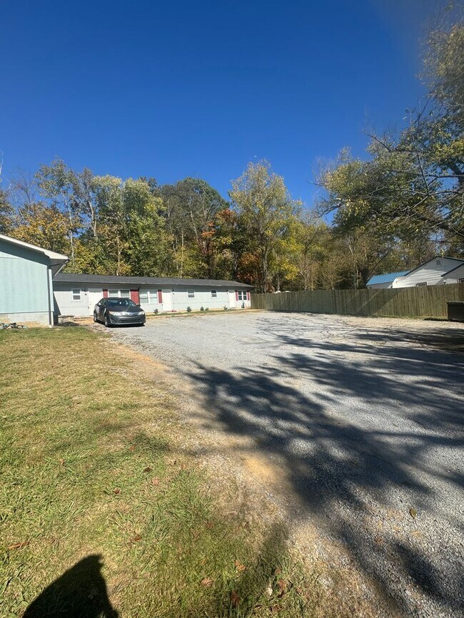 Foto del edificio - Maynardville 37807 - 2 bedroom, 1 bath apartment water included - Contact Lisa Vineyard and Shann...