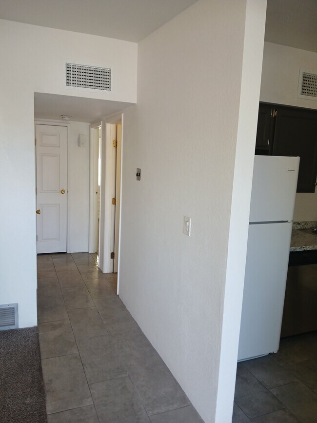 Building Photo - 115 E Navajo Rd