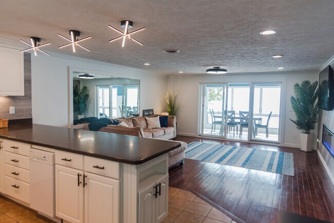 Foto del edificio - 7633 S West Bay Shore Dr