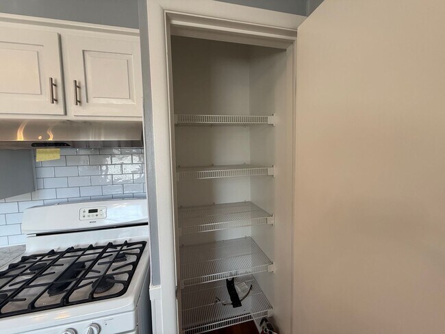 Foto del edificio - Beautifully Updated 2 Bed, 1 Bath Home for...