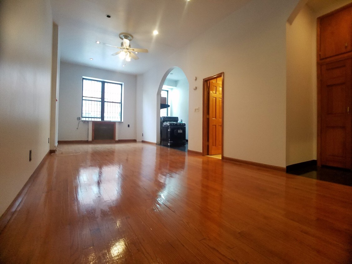 Primary Photo - 338 E 120th St