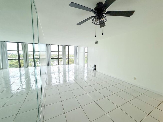 Foto del edificio - 800 Parkview Dr