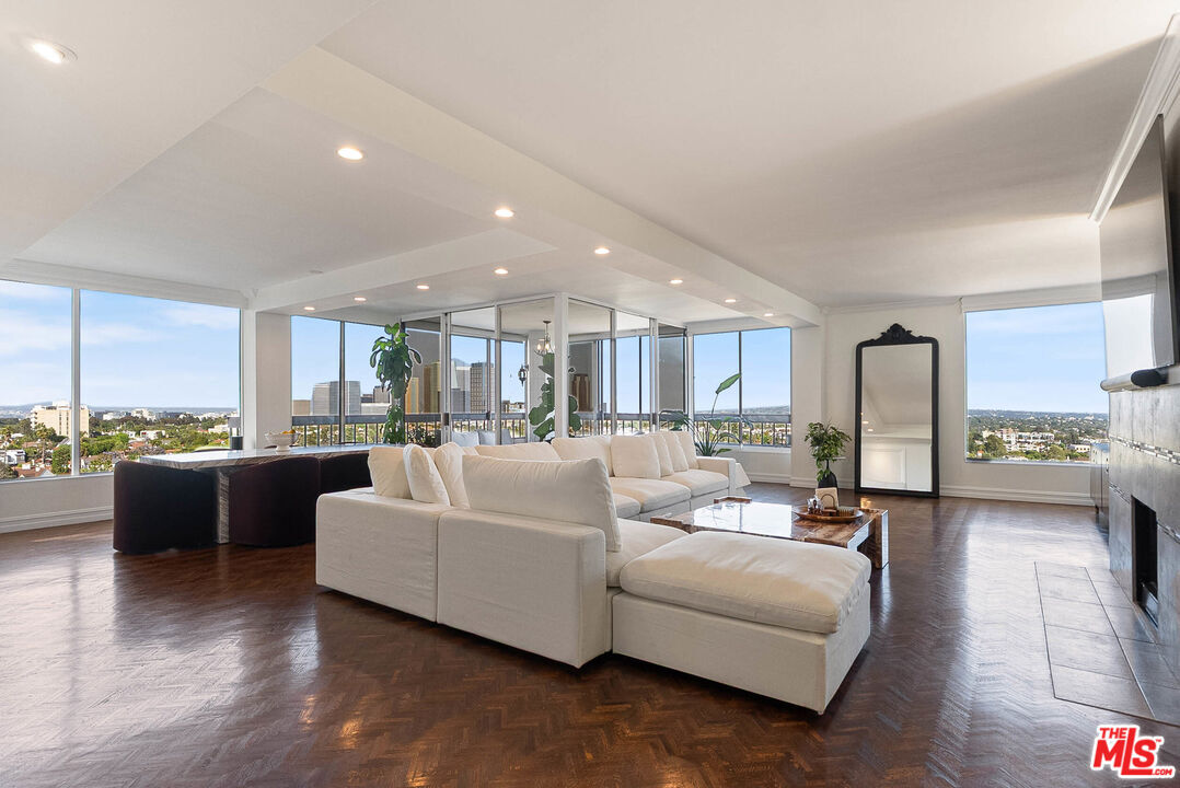 Foto principal - 10590 Wilshire Blvd