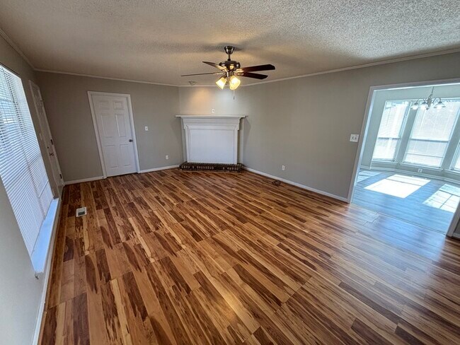 Foto del edificio - 8429 Lanewood Cir