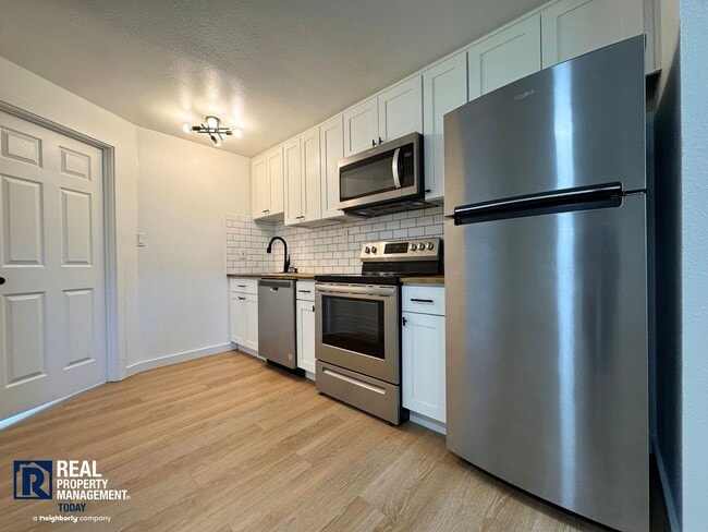 Building Photo - Renovated 1BR w/ Patio, Yard Access & Pet-Friendly Living!