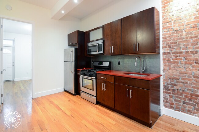 Foto del edificio - 694 Franklin Ave
