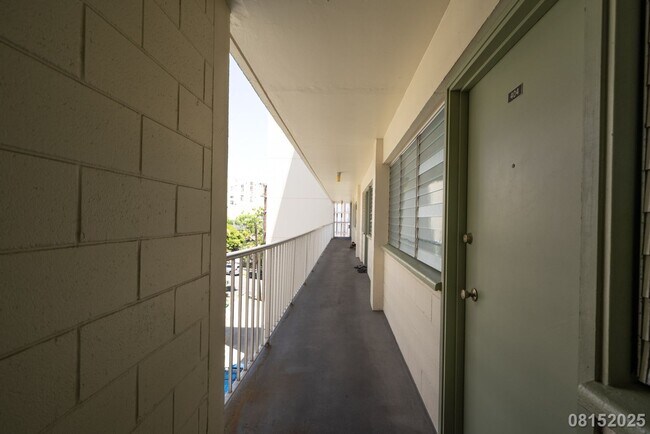 Foto del edificio - $2300 /1 Bed / 1 Bath /  1 Parking in Keea...