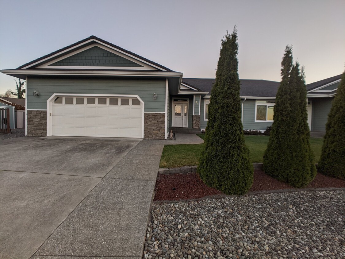 Foto principal - 2+ bed, 2.5 bath duplex condo in Sequim