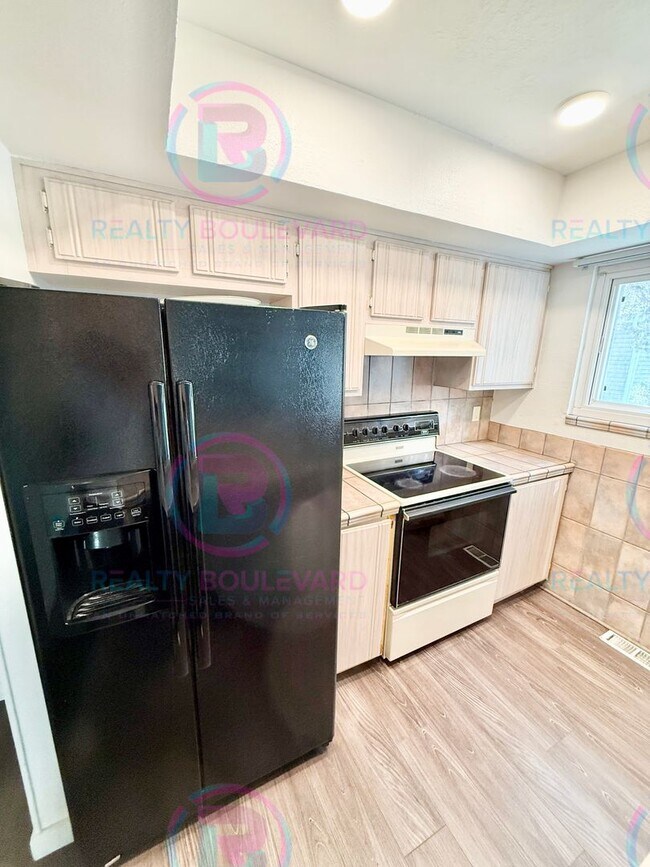 Foto del edificio - This stunning two-bedroom, two-bathroom to...