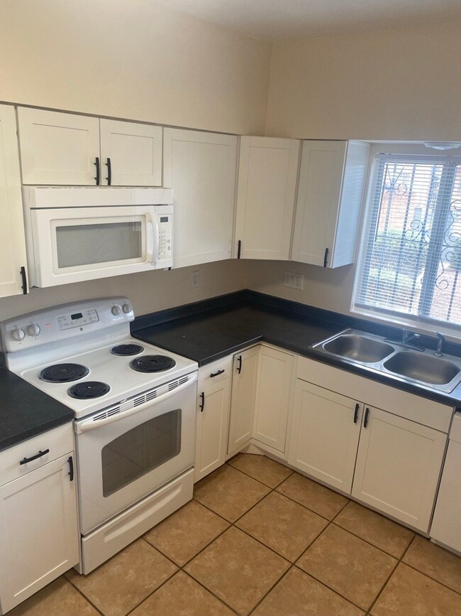 Kitchen - 920 S Pantano Rd