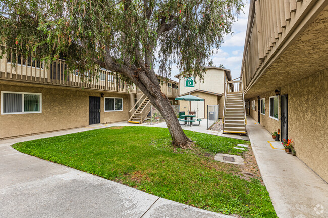 Courtyard - Moss Gardens Apartments