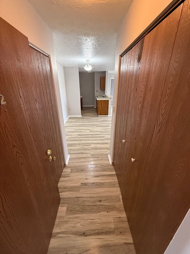 Foto del edificio - 2 bedroom condo available!