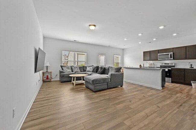 Building Photo - 1102 Lossie Ln