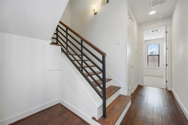 Building Photo - 2614A Polk St