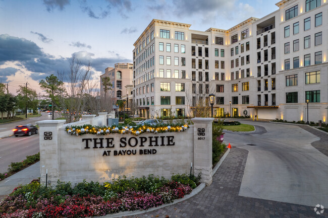 ENTRADA - The Sophie at Bayou Bend