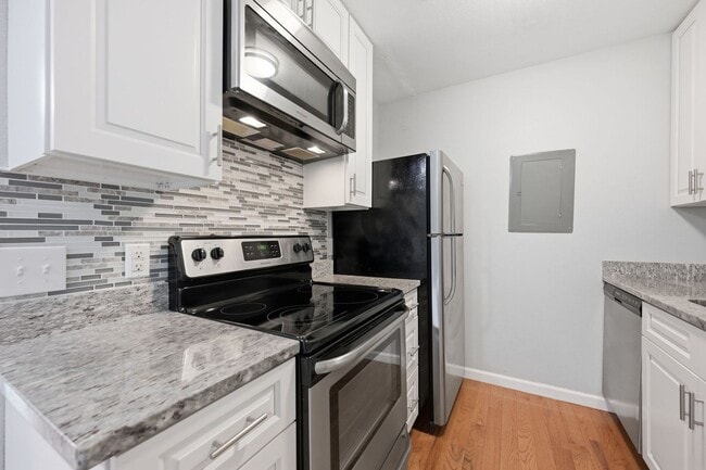 Foto del edificio - Stylish Two-Level Condo in Gables of Tuckerman Near Pike & Rose!
