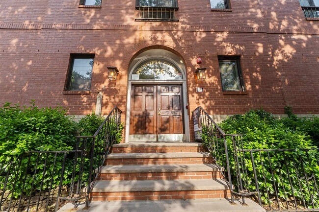 Building Photo - 476 Monmouth St