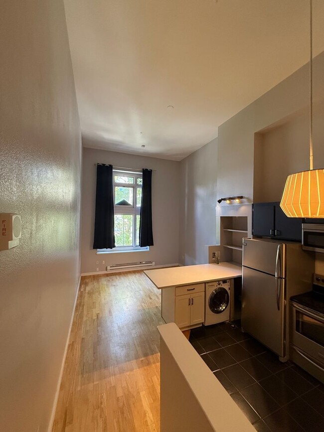 Building Photo - 1 Bedroom Loft with Parking in Prime SoMa Location