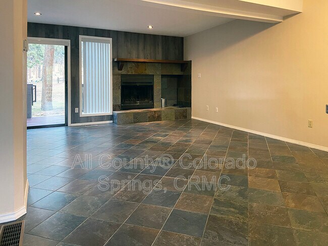 Foto del edificio - 550 Manor Ct