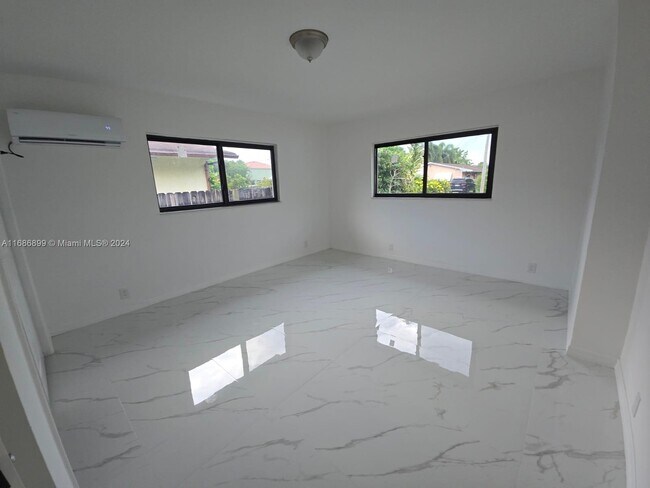 Foto del edificio - 5635 Pierce St