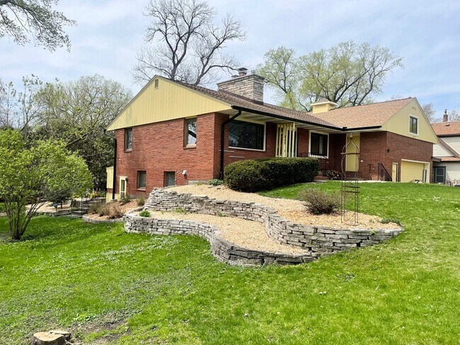 Foto del edificio - 449 Desnoyer Ave