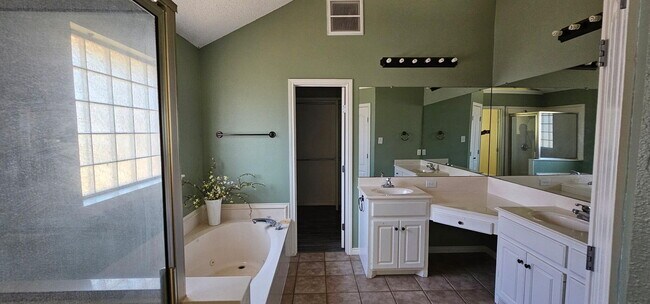 Foto del edificio - 6027 100th St