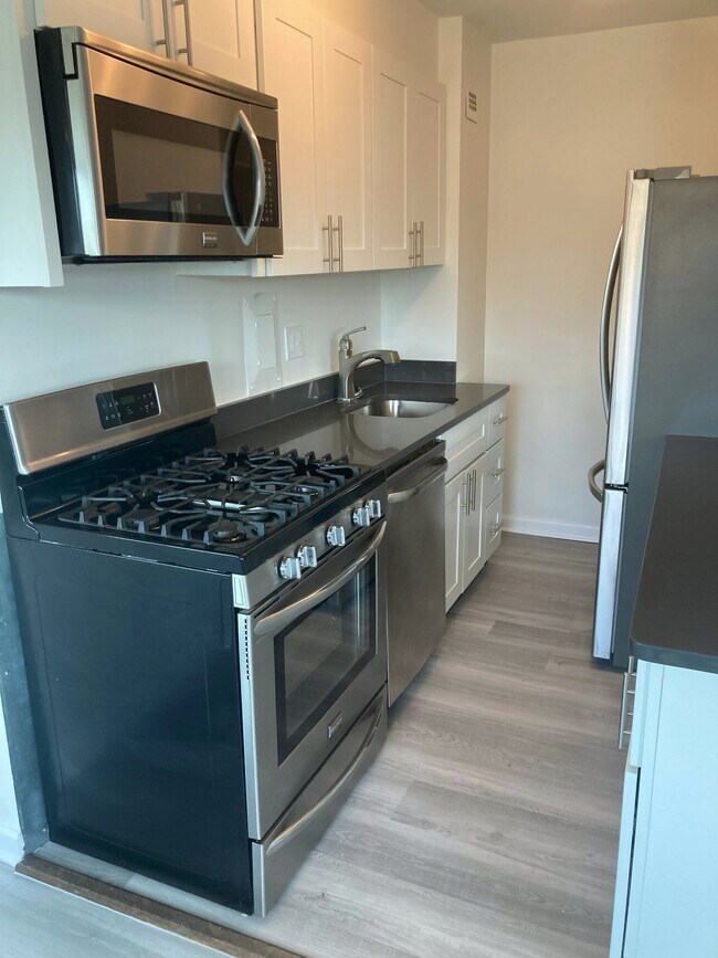 Kitchen - 1300 S Arlington Ridge Rd
