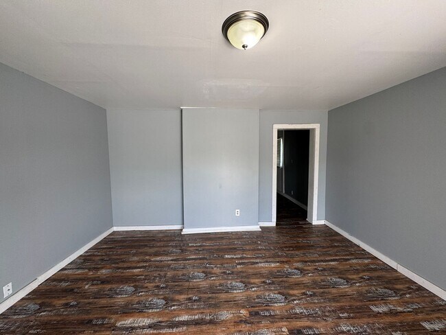 Foto del edificio - Fountain Square 2 Bed 1 Bath with large backyard.