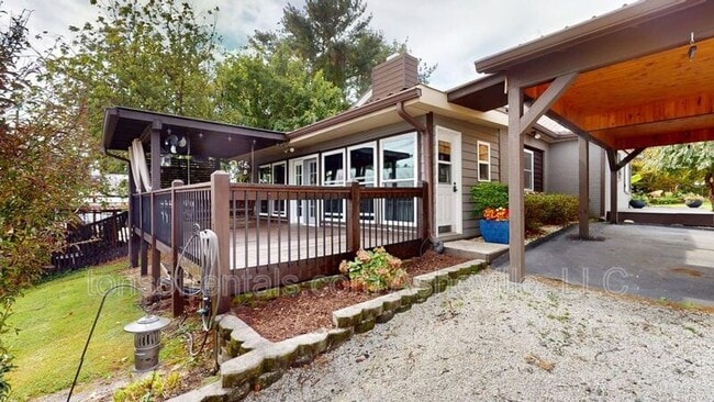 Building Photo - 423 Crest Rd