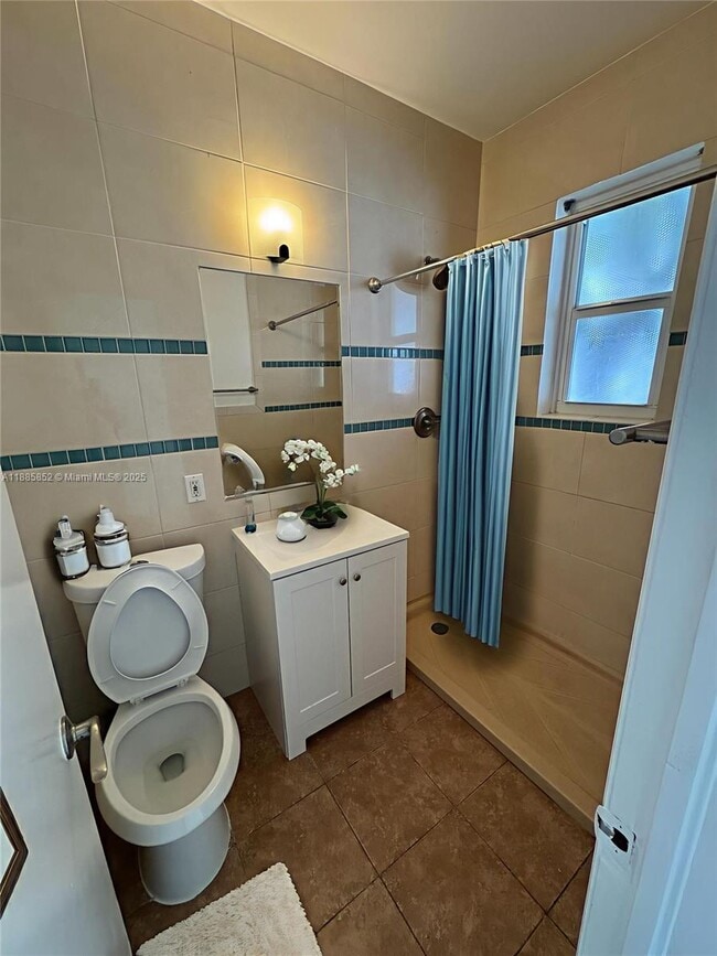 Building Photo - 2170 Bay Dr