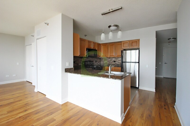 522 W Fulton St, Chicago, IL 60661 Room for Rent in Chicago, IL
