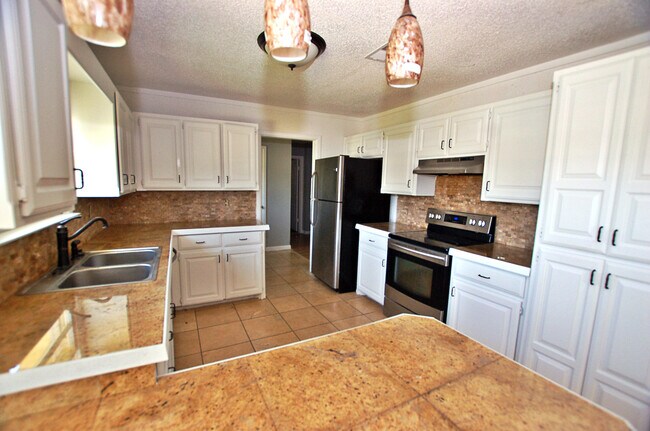 Building Photo - Large 4 Bed 3 Bathroom with 2 Living Areas
