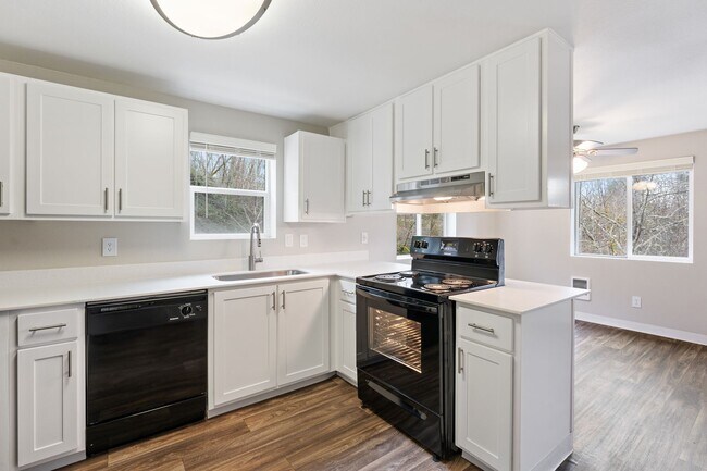 Foto del edificio - Large Two Bedroom Two Bath with Creek View! $1000 Off February!