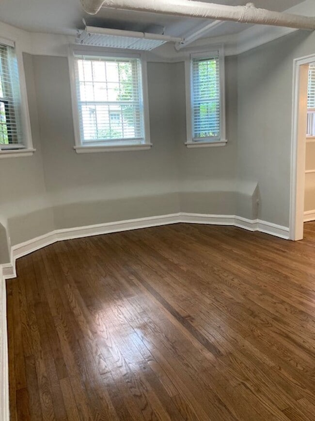 Building Photo - East Rogers Park One Bedroom