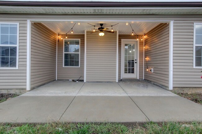 Building Photo - Fresh and Clean 3 bed 2 bath.  Sweet layout!