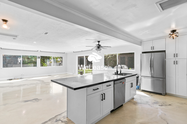 Building Photo - Call this beautiful 5bed 2.5 bath Home in ...