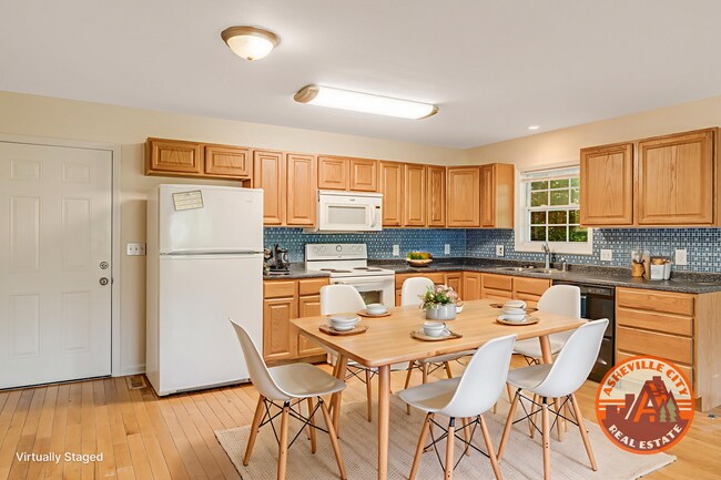 Building Photo - 3-Bedroom Home in West Asheville with Fenc...