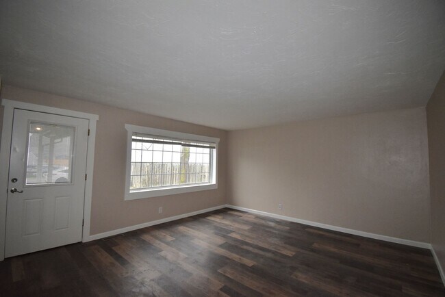 Foto del edificio - Modern home tucked away in the adorable little town of Brownsville.